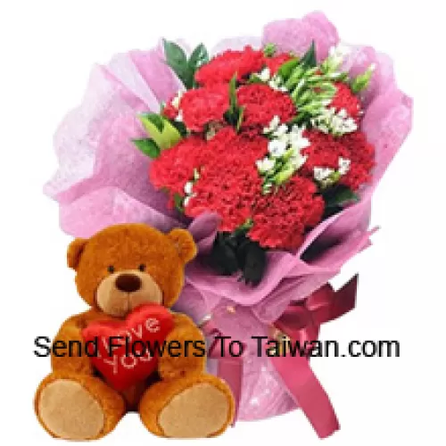 Bouquet de 12 oeillets rouges avec des garnitures saisonnières accompagné d'un mignon ourson brun de 12 pouces de hauteur