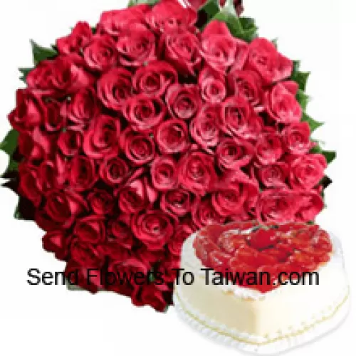 Bouquet de 100 roses rouges avec des garnitures de saison accompagné d'un gâteau en forme de cœur à la vanille de 1 kg