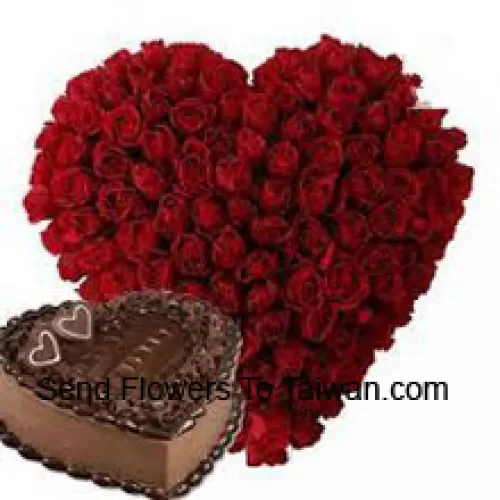 Arrangement en forme de cœur de 100 roses rouges avec un gâteau au chocolat en forme de cœur de 1 kg