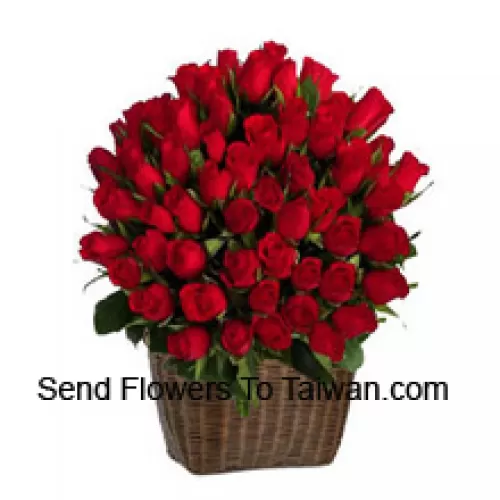 Una canasta alta de 75 rosas rojas con rellenos de temporada