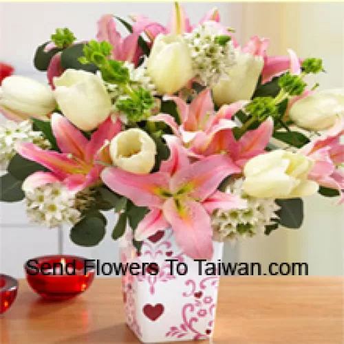 Lys roses et tulipes blanches avec des garnitures blanches assorties dans un vase en verre - Veuillez noter que en cas de non-disponibilité de certaines fleurs saisonnières, celles-ci seront remplacées par d'autres fleurs de même valeur
