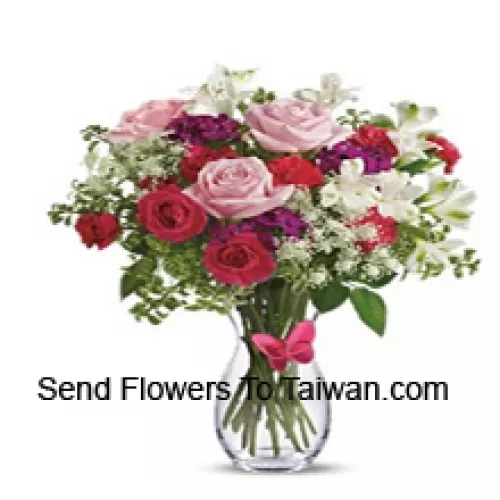 Roses rouges, roses roses, œillets rouges et autres fleurs assorties avec des remplissages dans un vase en verre - 24 tiges et remplissages