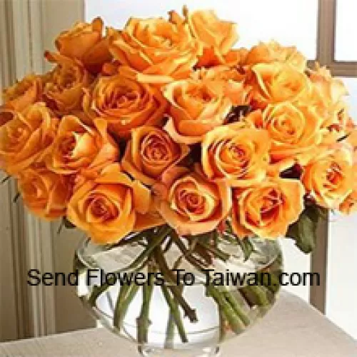 24 Roses Orange avec quelques fougères dans un vase en verre