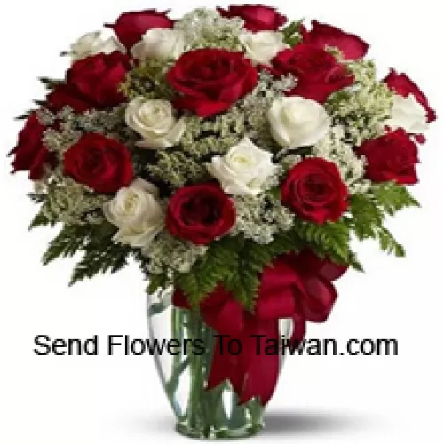 12 Roses Rouges et 12 Roses Blanches avec quelques fougères dans un vase en verre