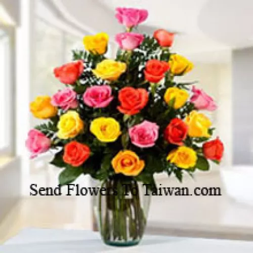 2 douzaines de roses de couleurs mélangées dans un vase