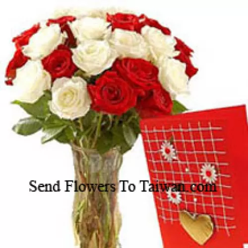 12 Rosas Rojas y 12 Blancas en un jarrón de vidrio acompañadas de una tarjeta de felicitación gratuita