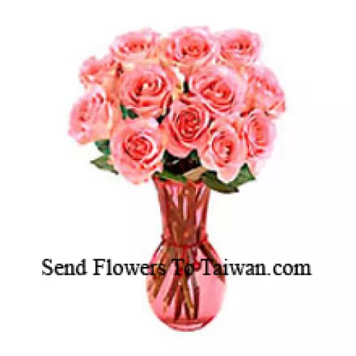 12 roses roses dans un vase en verre