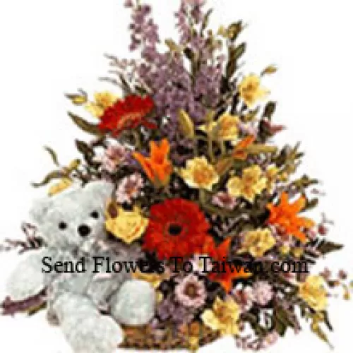Panier de fleurs assorties avec un mignon ours en peluche
