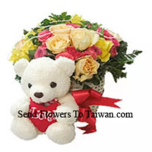 Korb mit 24 gemischtfarbenen Rosen und einem mittelgroßen niedlichen Teddybär