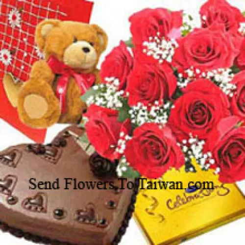 Bouquet de 12 roses rouges, petit ours en peluche mignon, une boîte de pack de célébration Cadbury et un gâteau au chocolat en forme de cœur de 1 kg avec une carte de vœux gratuite
