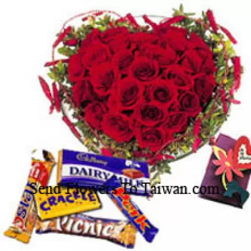 Arreglo en forma de corazón de 40 rosas rojas, chocolates surtidos y una tarjeta de felicitación gratis
