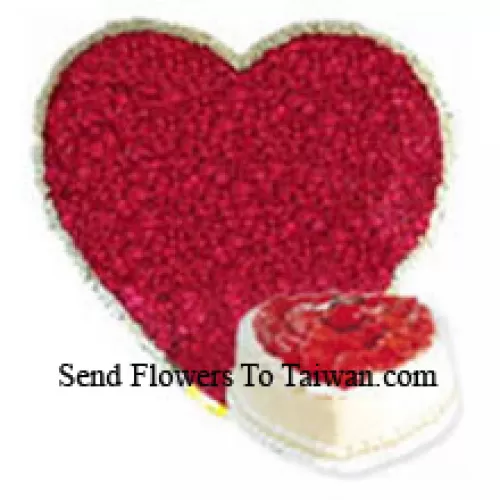 Arrangement en forme de cœur de 200 roses rouges avec un gâteau ananas en forme de cœur
