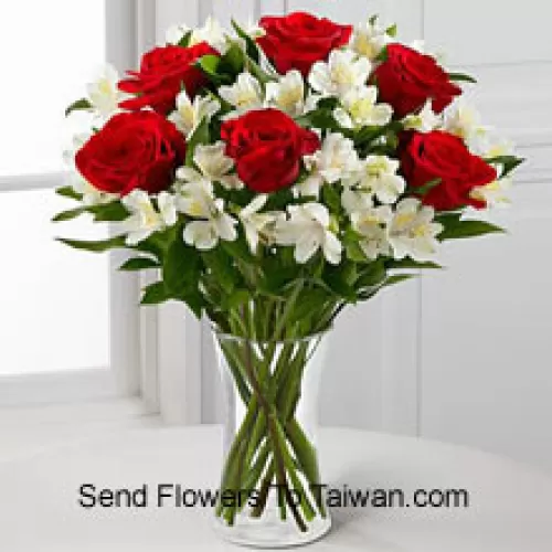 6 Roses Rouges avec des Fleurs Blanches Assorties et des Remplissages dans un Vase en Verre