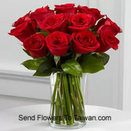 12 Roses Rouges avec quelques fougères dans un vase