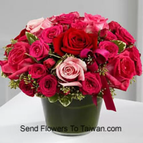 Un magnifique panier de roses rouges, roses foncées et roses claires. Ce panier contient au total 24 roses.
