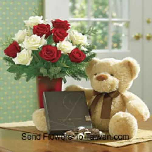 6 roses rouges et 6 blanches avec des fougères dans un vase, un mignon ours en peluche brun clair de 10 pouces et une boîte de chocolats